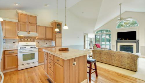 Spacious Lakefront New Auburn Home with Sunroom - Foto 4