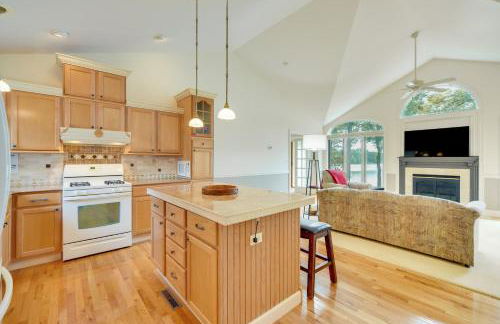 Spacious Lakefront New Auburn Home with Sunroom - Foto 4