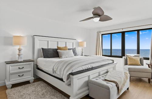 Luxury direct oceanfront corner with a large private balcony, heated pool and garage - Photo 29