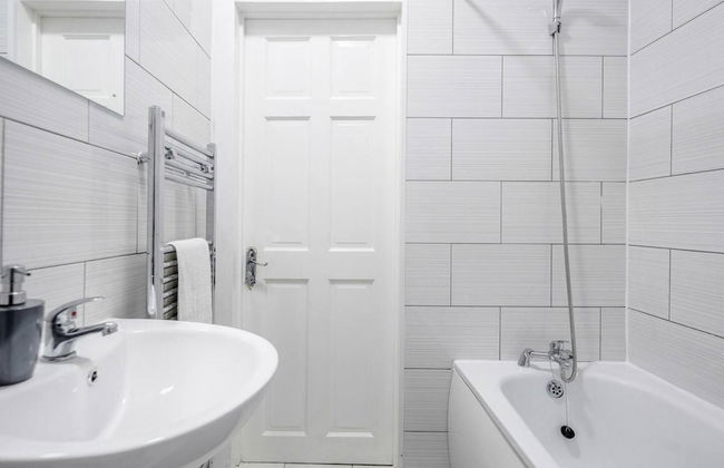 Stunning Top 2 Bed Flat Tilbury Central Location - Foto 13