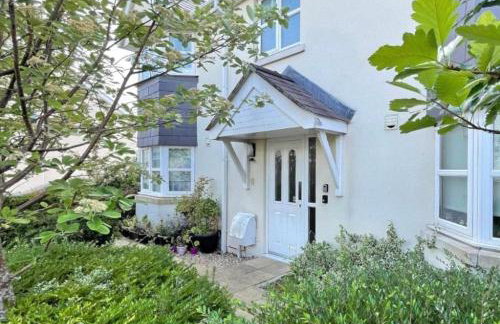 Compact Modern Apartment Single Person or Couple Only - Photo 8