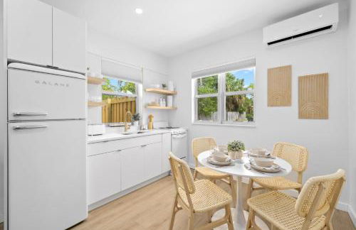 M Lake Worth Beach - Modern Villas Near West Palm Beach, Chic Retro Vibes, King Bed, Cozy Backyard, BBQ, Workspace, High-Speed Internet, Free Parking, 5 Minutes to Downtown & Beach - Foto 51