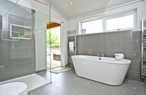 Orchard Lodge, Strawberryfield Park - Photo 31