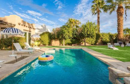 Pool + Hot Tub, Yard, Games Chic Midcentury Design Painted Sand by Avantstay - Foto 4