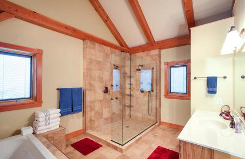 Lake View Champlain Home with Hot Tub and Sauna! - Foto 13