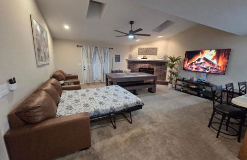 Family Fun! Sleeps 8, King Bed, 2 Queens, and Sofa Bed, Games - in Rogers - Foto 43