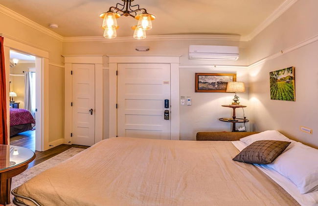 Redtail Suites ~ Entire Home ~ Sleeps 12 ~ Tesla Station - Foto 2