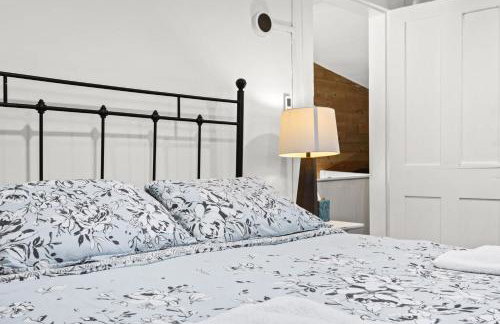 Elegant Manor w Private Yard & Modern Amenities - Foto 52