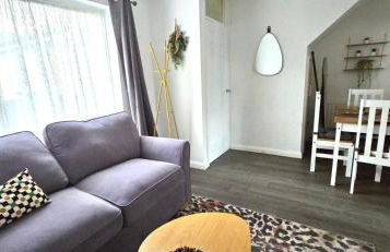 Cosy & Spacious 3Bed Apt on High Street Wi-Fi - Photo 2