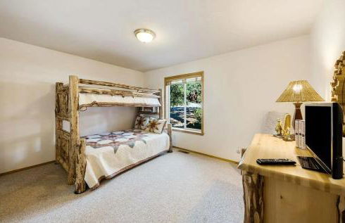 New Listing! Woodland Heights at Tahoe Park- Pet Friendly - Private Beach - Foto 9