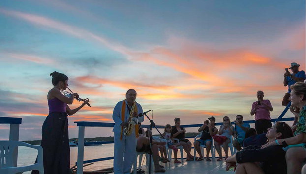 Entardecer na Praia do Jacaré - Foto 4, Apresentação musical durante o entardecer