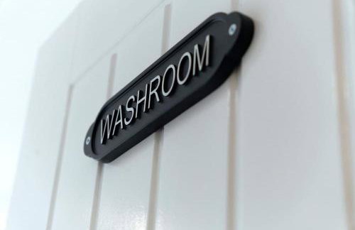 Spacious 4BR on Leafield Rd - Photo 46