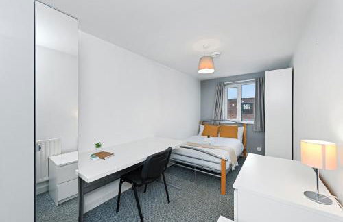 Spacious 6-Bed Home Sleeps 12, Near Highfields Park - Photo 20