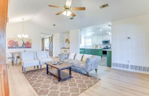 Relax Fireside! Poolside Oasis 3 Mi to Dtwn Sanger - Foto 8