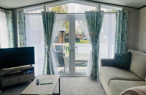 Evergreen Lodge with Hot Tub - Foto 7