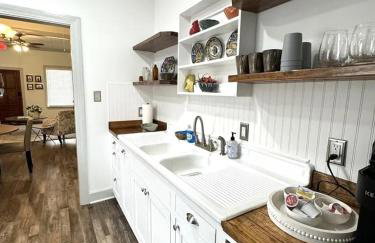 Creole Cottage - 2 Bed, 1 Bath, Pet Friendly with Fee, Walk to Downtown, Grill, Washer & Dryer - Foto 24