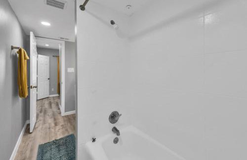 Easygoing 1BR Retreat near Dining and Fun Spots - Foto 5
