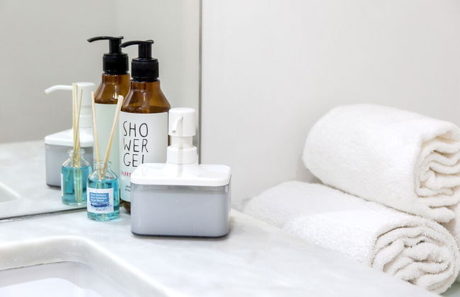 Bright 3BR Flat w/ AC in City Center by LovelyStay - Photo 83