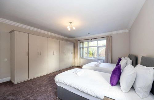 Detached House In Prestwich Sleeps 10 with Parking - Foto 22