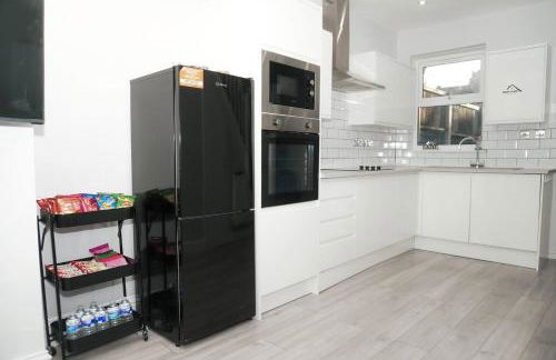 Luxury 3-Bedroom Home , with Free parking - Photo 10