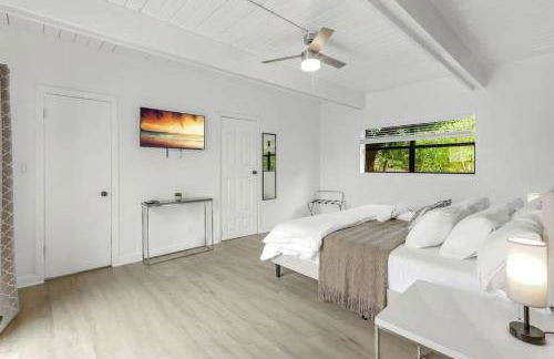 Oakland Oasis 4BDHeated PoolSpa5min to beach - Photo 25