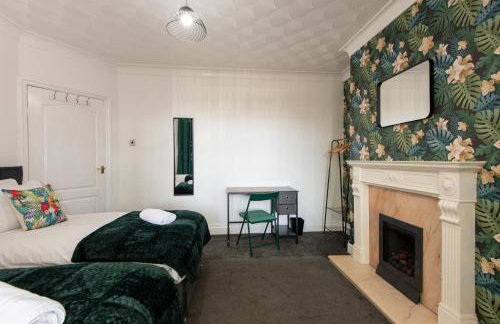 Large House for Groups with Huge Driveway - FREE PARKING - Photo 10