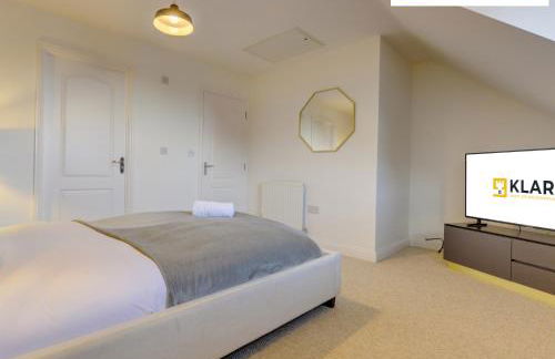 LARGE 4 Bedroom Semi-Detached House Sleeps 7 By Klarok Short Lets & Serviced Accommodation - Foto 23