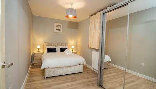 Modern Spacious 2 Bed Apartment Wolverhampton with Free Secure Parking - Foto 3, wardrobe