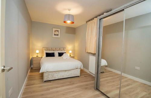 Modern Spacious 2 Bed Apartment Wolverhampton with Free Secure Parking - Photo 3