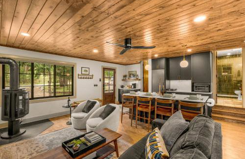 Serene Riverside Retreat with Sauna, Hot Tub, Fire Pit by Forest & Peak Retreats - Foto 14