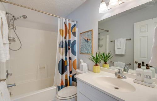 Family Home with Furnished Deck in Fairview! - Foto 16