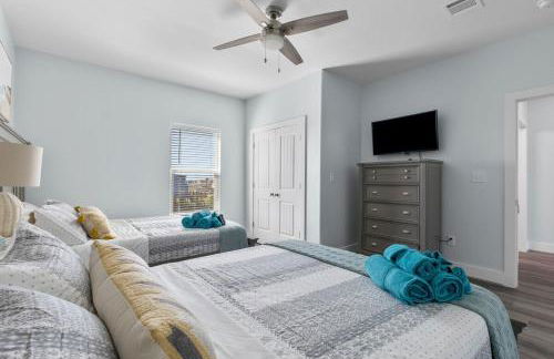 Noisywaves - Beachfront Paradise with Hot Tub, Yard, and Game Room - Foto 60