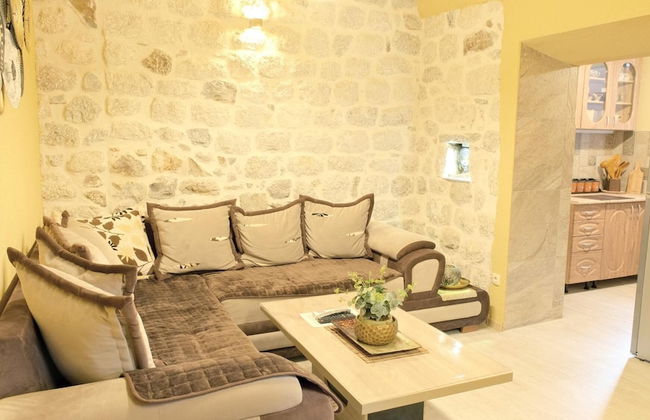 Chic and Elegant Flat Near Beach in Montenegro - Photo 2