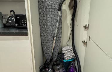 6 BR 3 Bath Spacious Tudor House & Free Parking - Foto 74