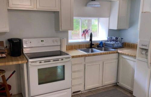 Tucked Away Newly Renovated 2 Bedroom/ 1 Bath Sleeps 8 - Photo 5