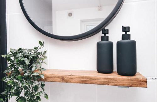 Commercial House, By Solace Stays - Foto 13