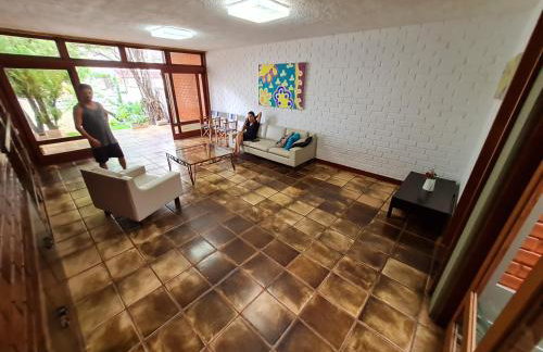 Casa Super Agradável, 250 metros da praia da Areia Preta, cinco quartos com ar, wifi, garagem, completa - Foto 13