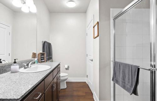 2BR Balcony Suite Gym & Pool Downtown at CityWay - Foto 34