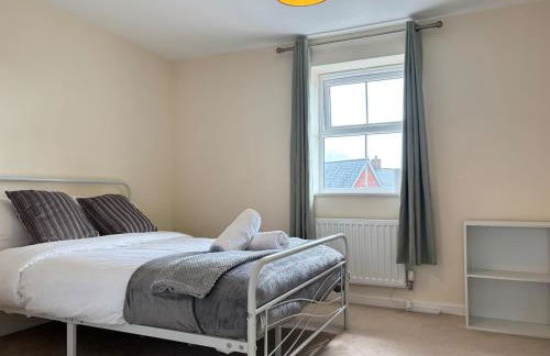 4BR Home - Gym - 3BA - Free Parking - En-suite - Near LGW Airport - Foto 10