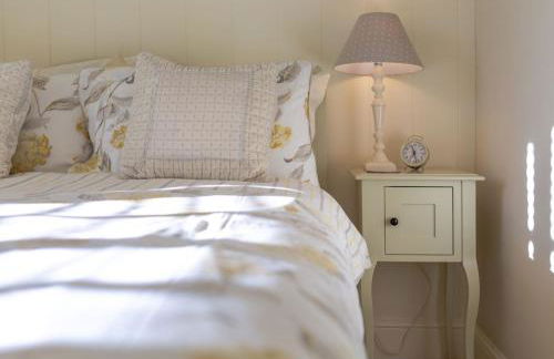 Jasmine Cottage - 2 Bedroom in Heart of Bourton! - Photo 30