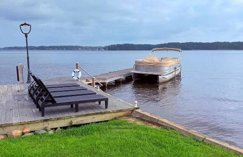 Lakefront Home with Hot Tub and Dock in Cross Hill! - Foto 3