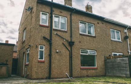 Free Parking, Ideal for long term contractor, etc stays, Fast WIFI, 3 miles 7 mins drive to Nissan, 15 mins to Sunderland Newcastle, Regular Housekeeping Options - Dwellcome Home Ltd 3 DOUBLE Bedroom House Boldon - see our site for assurance - Foto 11