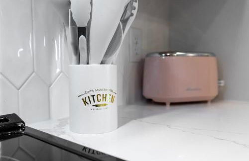 Here You Come Again by Stay Local Nashville - Foto 15