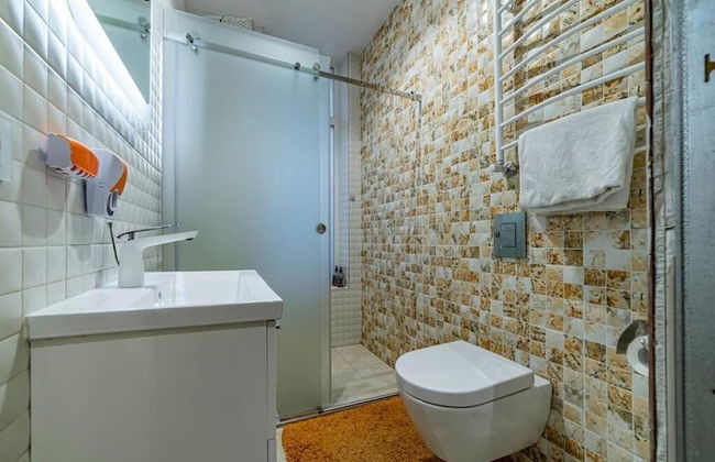 Luxurious Amber Villa With Private Pool and Garden Views - Photo 27