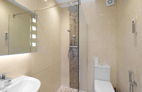 Modern Comfort 2-Bedroom, 2-Bathroom House - Photo 24