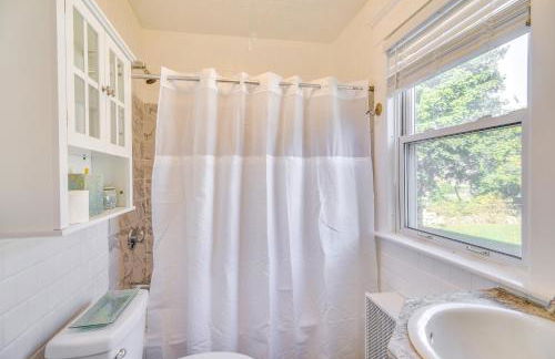 Lovely Westerley Home with Yard and Grill! - Foto 17