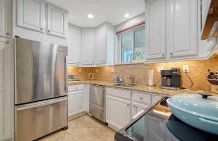 Walkable to Beach, Restaurants, Entertainment! - Photo 10