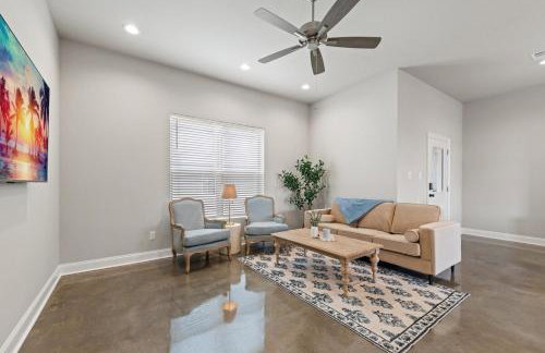 NEW Youngsville Escape KING Beds Cajun Luxury WiFi - Foto 26