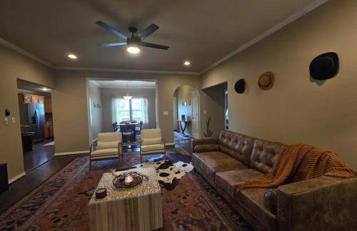 Pet Paradise on Main Fenced Yard Included - Foto 9