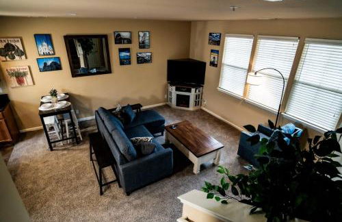 Eat-Sleep-Stroll-Repeat! Walkable Midtown 2BR Home - Foto 9